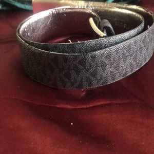 Size M authentic Michael kors belt